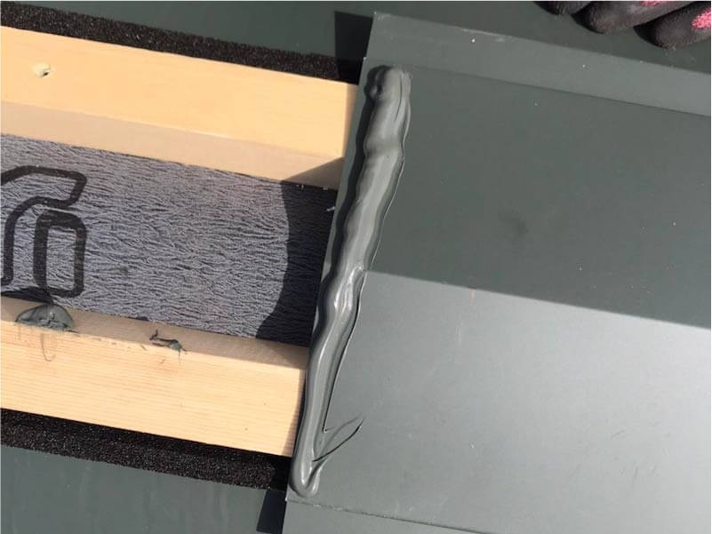 川崎市の屋根リフォームのガルバリウム鋼板の取り付け