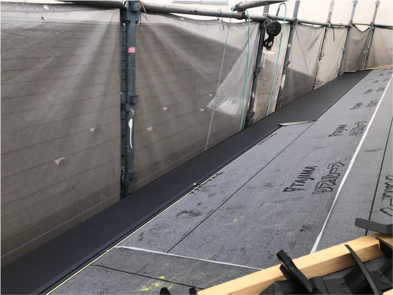 江東区の屋根リフォームのガルバリウム鋼板の設置