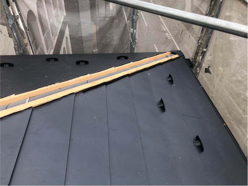 江東区の屋根リフォームのガルバリウム鋼板の取り付け