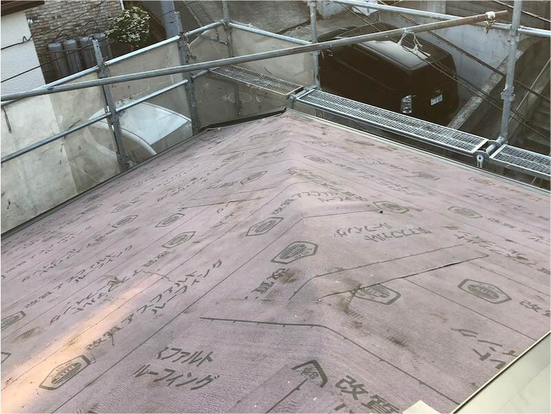横須賀市の屋根葺き替え工事のルーフィングの設置
