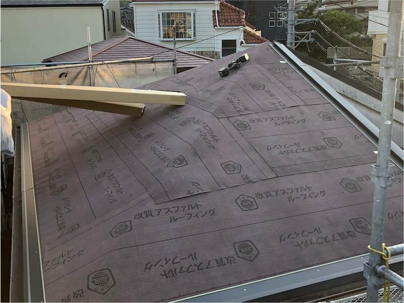 横須賀市の屋根葺き替え工事のルーフィングの設置