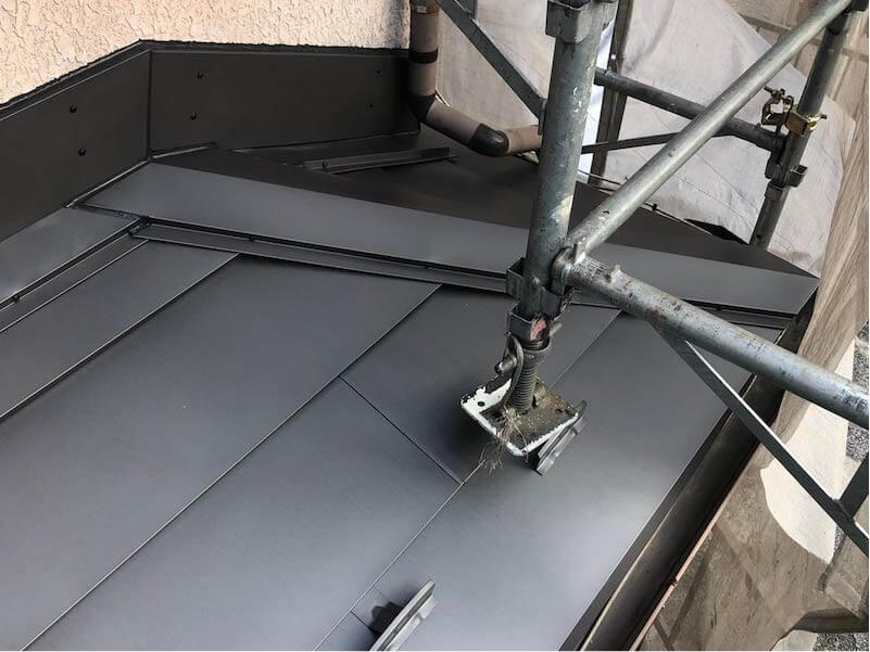 横須賀市の屋根葺き替え工事のガルバリウム鋼板の取り付け