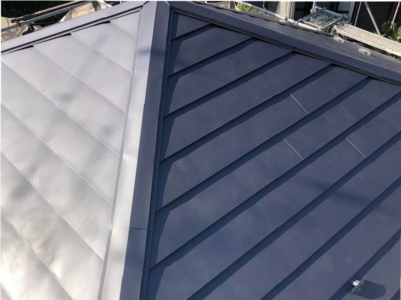 横須賀市の屋根葺き替え工事のガルバリウム鋼板の取り付け