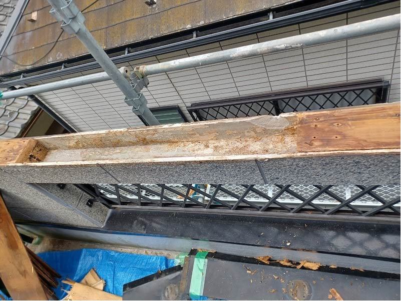 船橋市のベランダの雨漏り修理の腐食した駆体の撤去