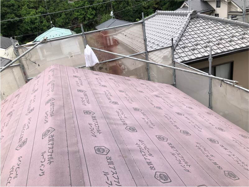 町田市の屋根葺き替え工事の防水シートの設置