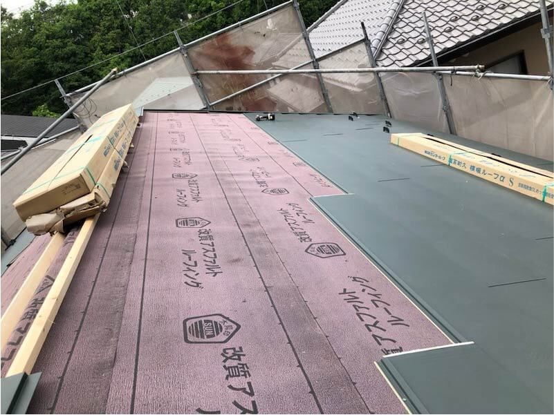 町田市の屋根葺き替え工事のガルバリウム鋼板の設置