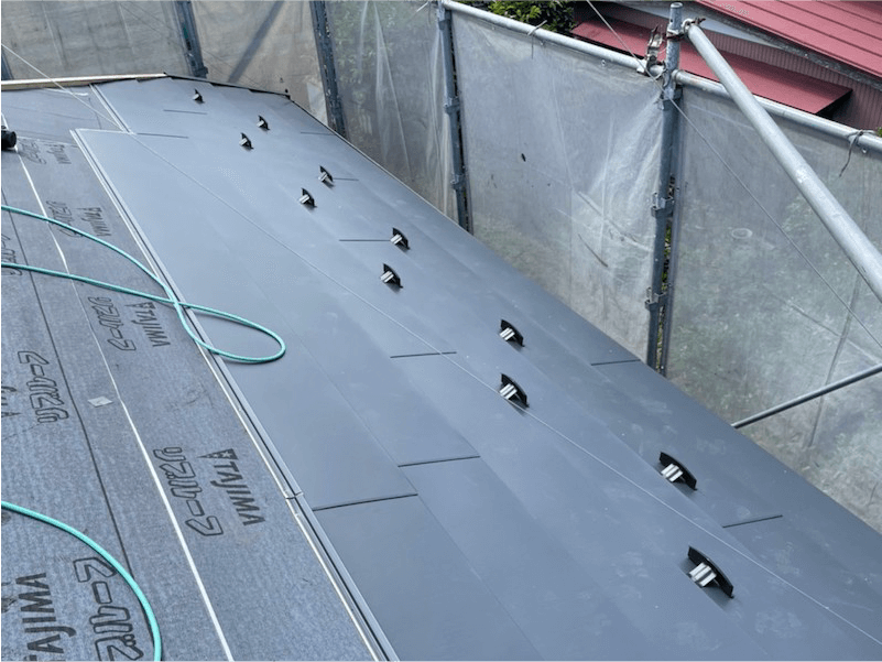 四街道市の屋根リフォームのガルバリウム鋼板の施工