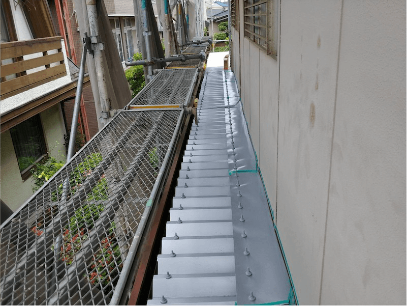千葉市の折半屋根のリフォームの施行中の様子