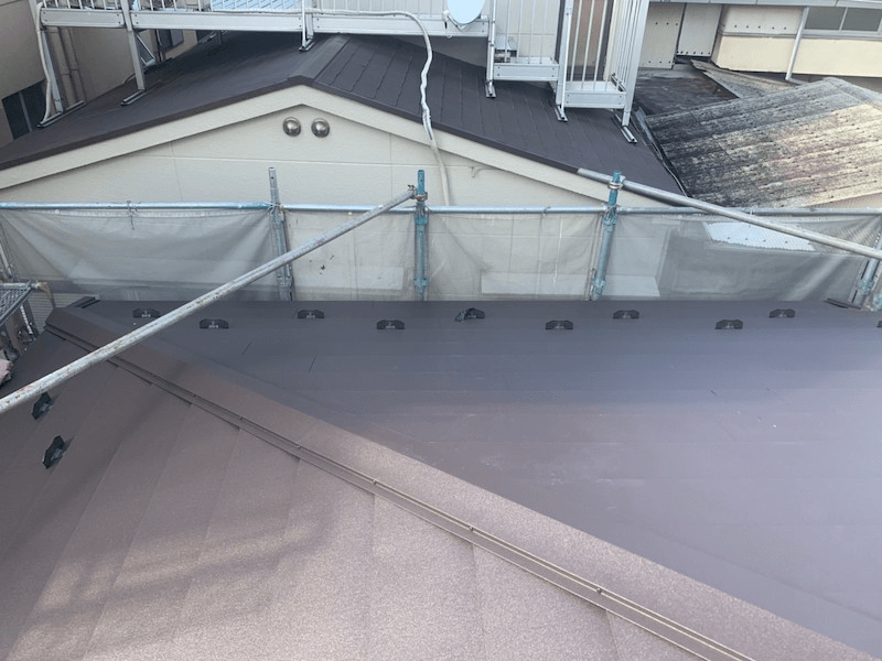 新宿区の屋根リフォームのガルバリウム鋼板の施工