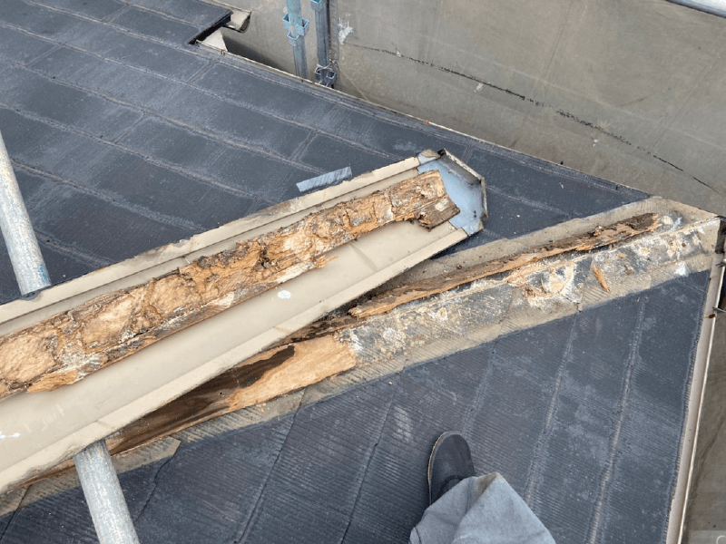 新宿区の屋根リフォームの棟板金の撤去