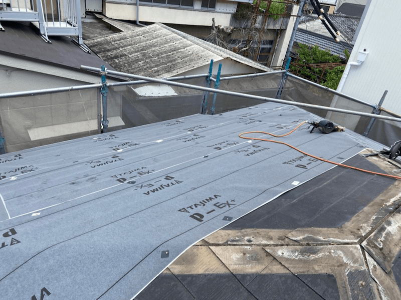 新宿区の屋根リフォームの防水シートの施工