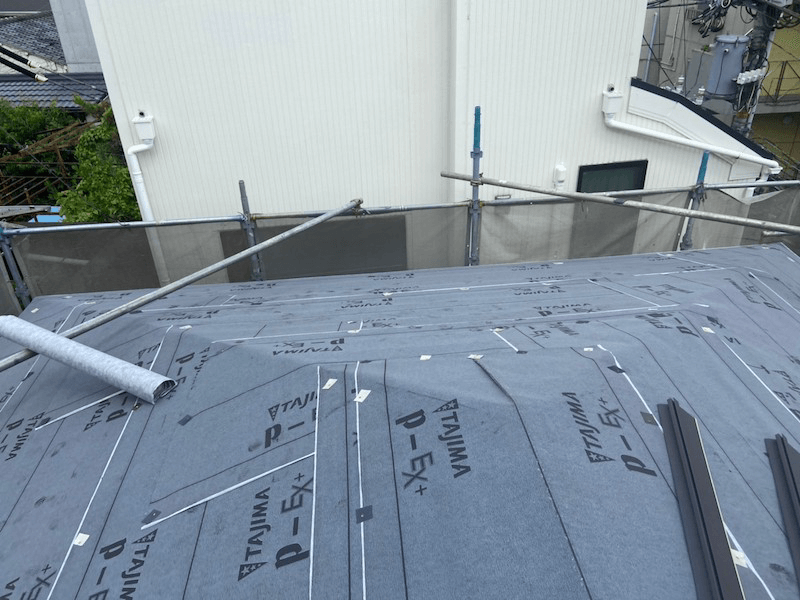 新宿区の屋根リフォームの防水シートの施工