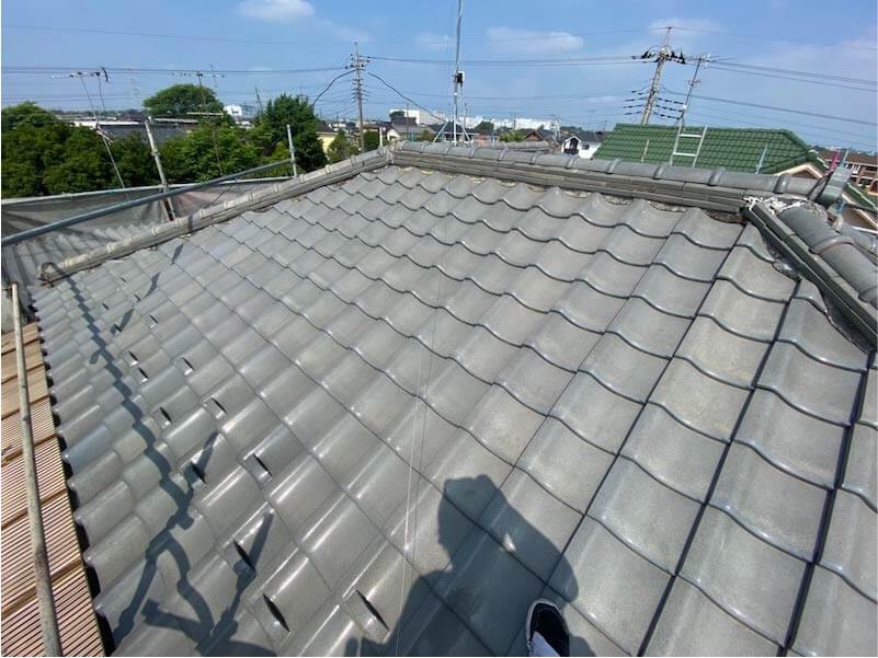 加須市の屋根葺き替え工事の施工前の様子
