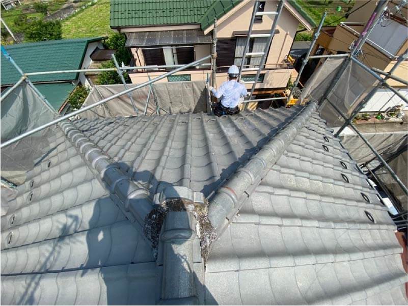 加須市の屋根葺き替え工事の施工前の様子