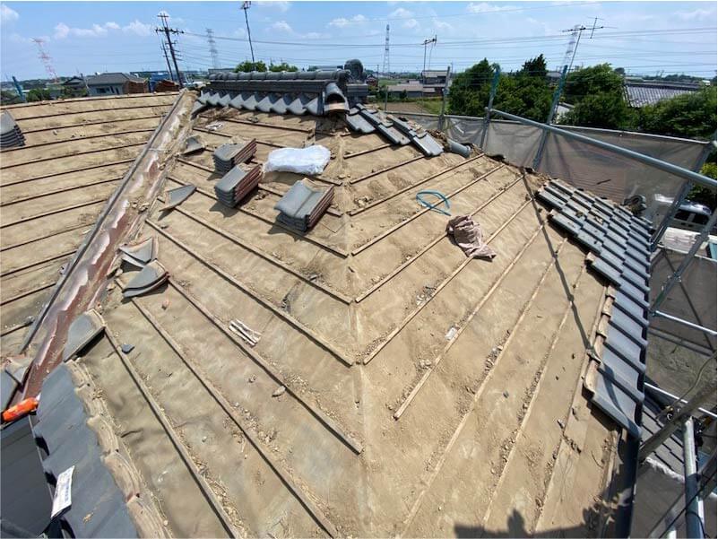 加須市の屋根葺き替え工事の瓦おろし