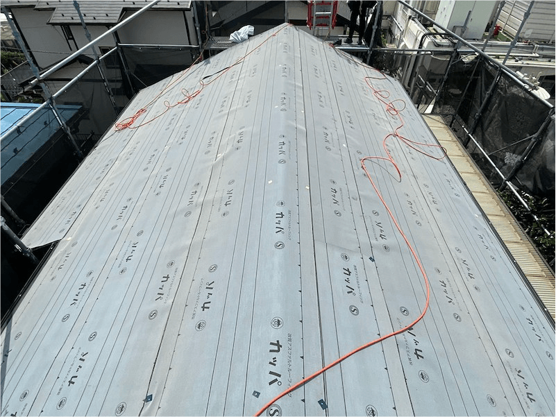 相模原市の屋根リフォームの防水シートの設置