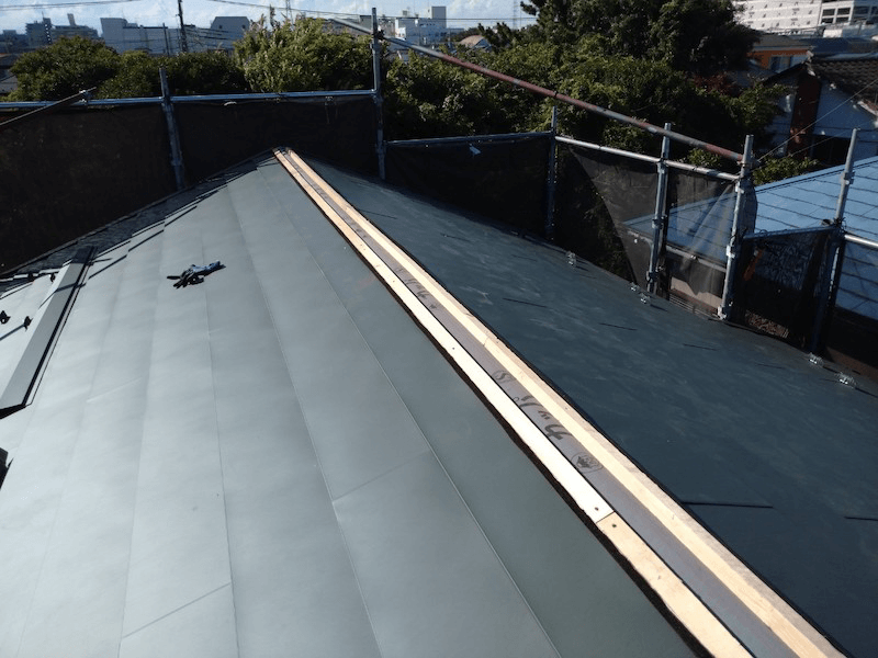 相模原市の屋根リフォームの屋根材の設置