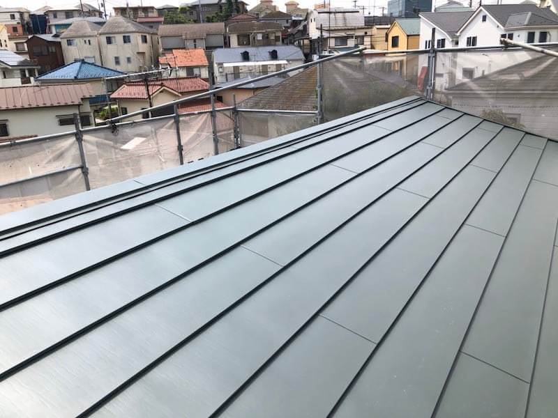 横浜市の屋根リフォームのガルバリウム鋼板のカバー工法の施工後の様子
