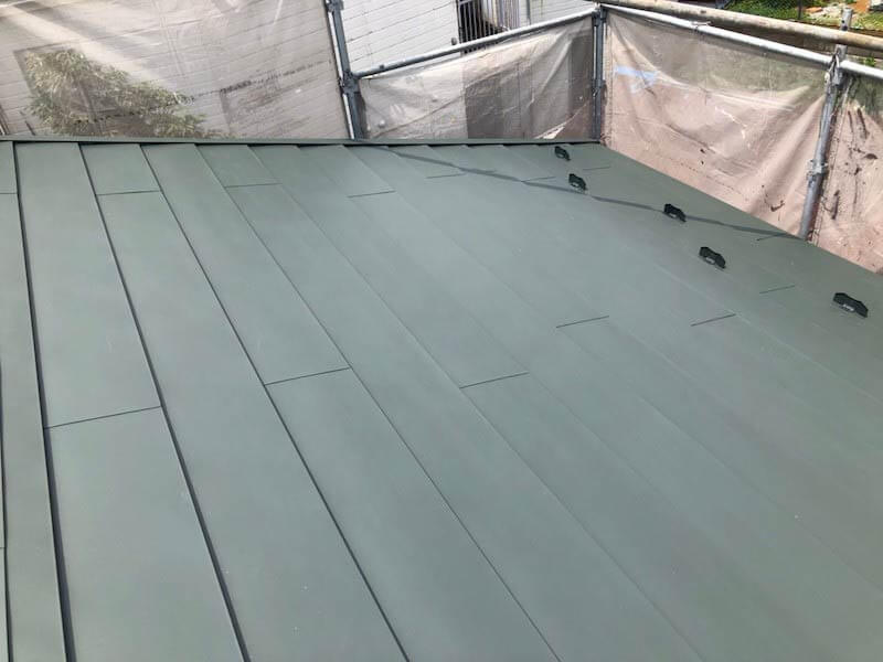 横浜市の屋根リフォームのガルバリウム鋼板のカバー工法の施工後の様子