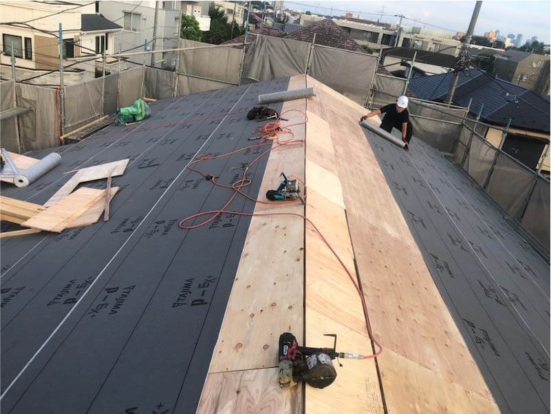 世田谷区の葺き替え工事の屋根材の防水シートの設置