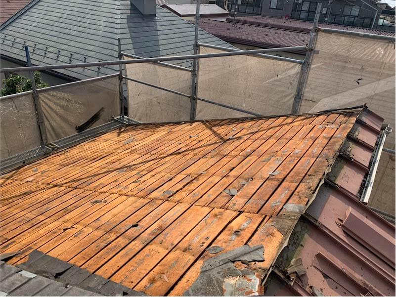 世田谷区の葺き替え工事の屋根材の撤去解体