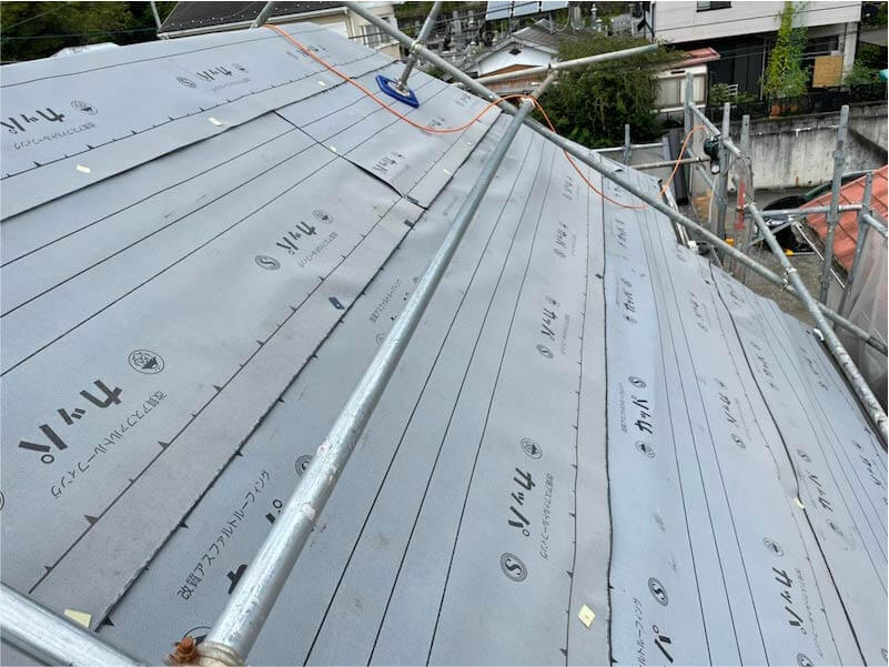 相模原市の屋根カバー工法の防水シートの設置