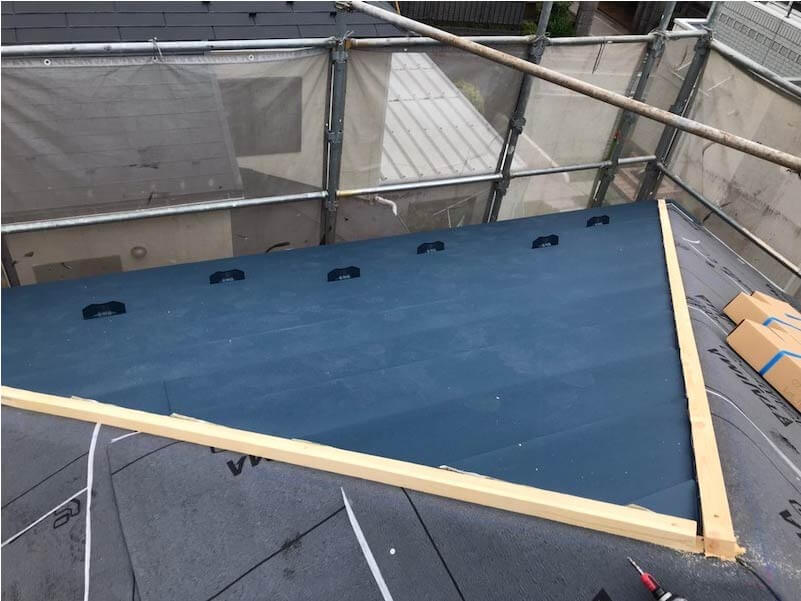 習志野市の屋根リフォームのガルバリウム鋼板の取り付け