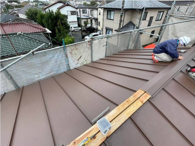 川崎市の屋根葺き替え工事の屋根材の設置
