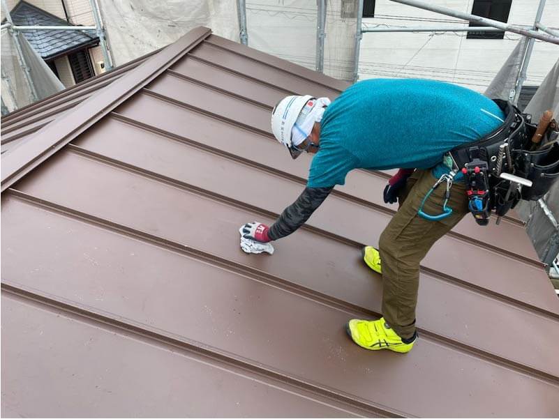 川崎市の屋根葺き替え工事の屋根材の清掃