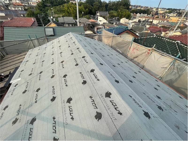 川崎市の屋根葺き替え工事の防水シートの設置