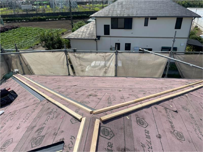 藤沢市の屋根リフォームの棟下地の取り付け