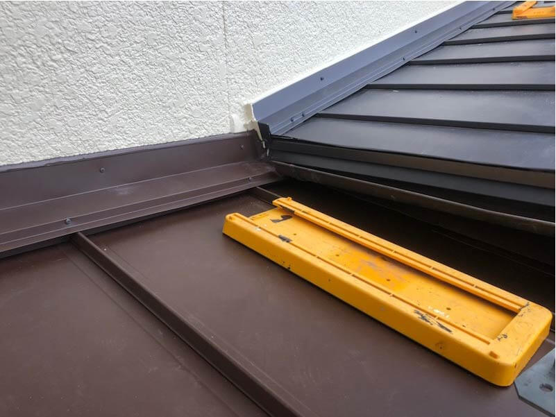 野田市の屋根カバー工法の屋根材の設置