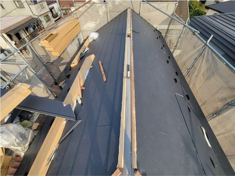 横浜市の屋根リフォームのガルバリウム鋼板の設置