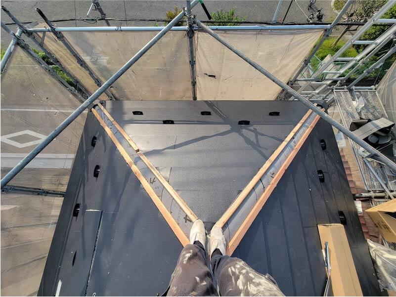 横浜市の屋根リフォームのガルバリウム鋼板の設置