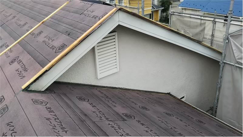 八王子市の屋根葺き替え工事の防水シートの設置
