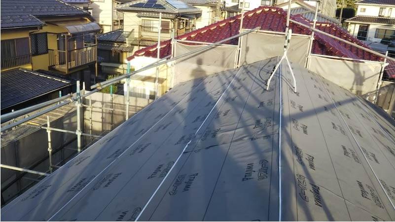 佐倉市の屋根葺き替え工事の防水シートの設置
