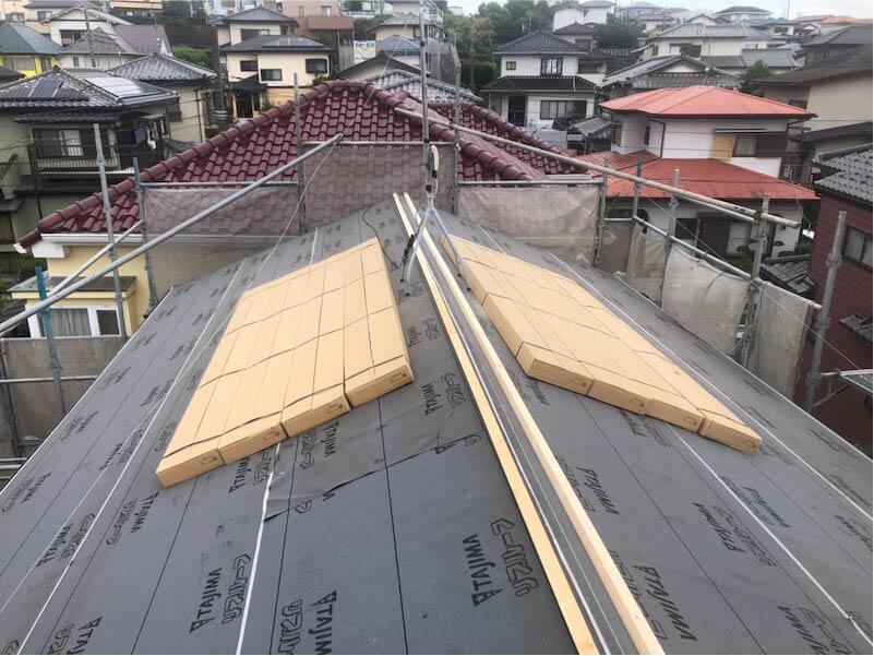 佐倉市の屋根葺き替え工事の棟板金の取り付け