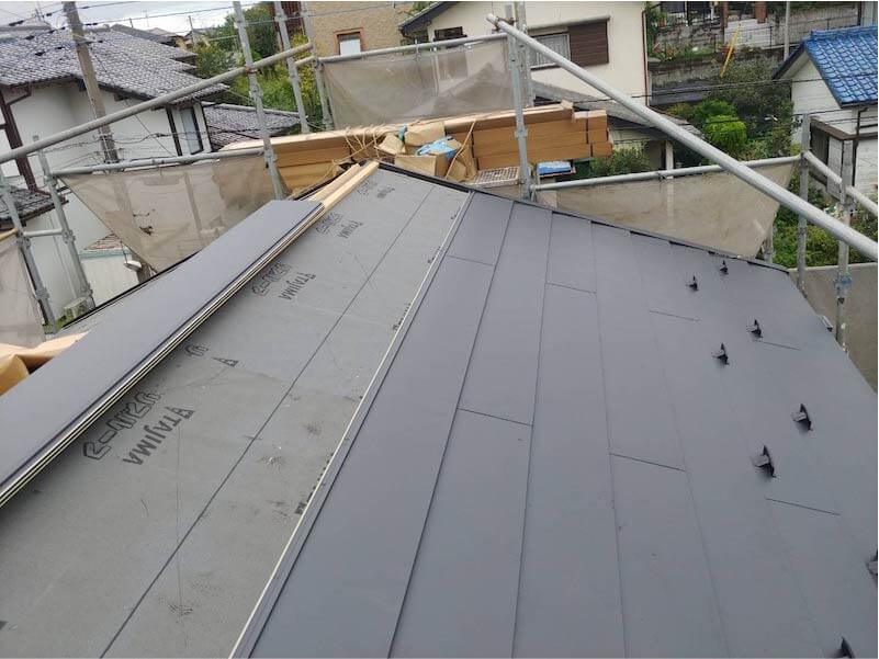 佐倉市の屋根葺き替え工事の屋根材の取り付け