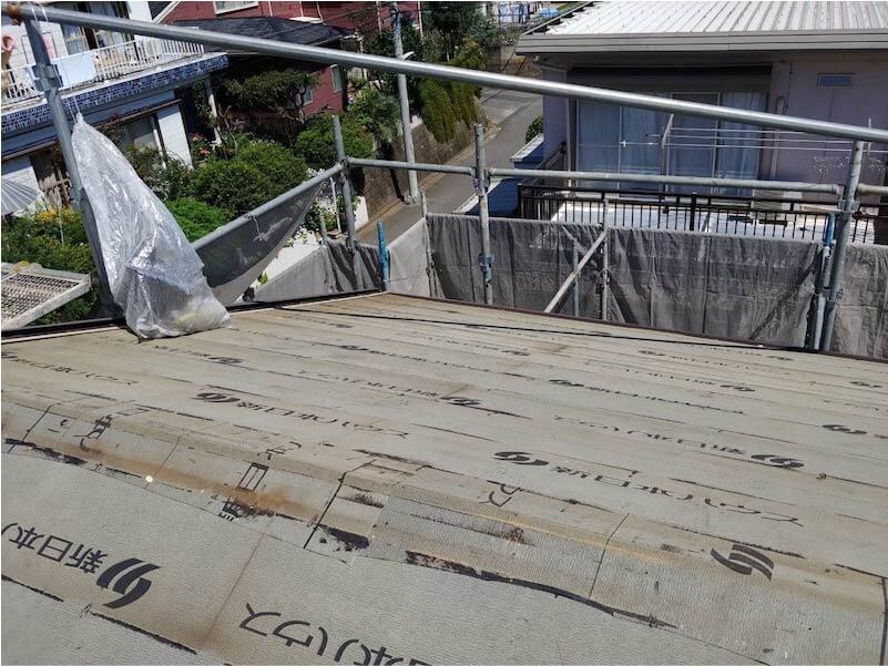 佐倉市の屋根葺き替え工事の屋根材の撤去