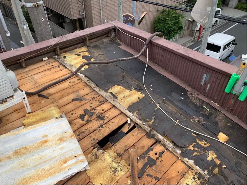 杉並区の屋根葺き替え工事の屋根材の撤去