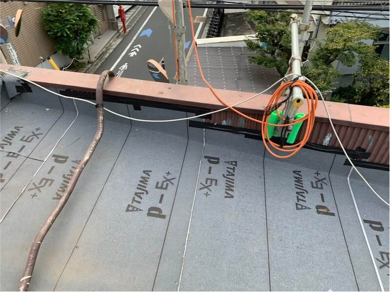 杉並区の屋根葺き替え工事の防水シートの取り付け
