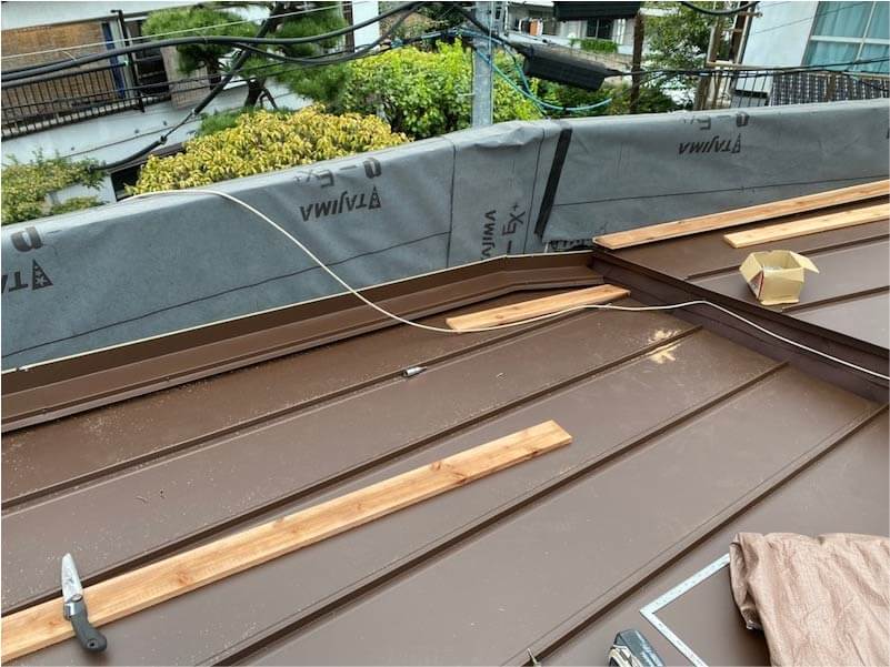 杉並区の屋根葺き替え工事の屋根材の設置
