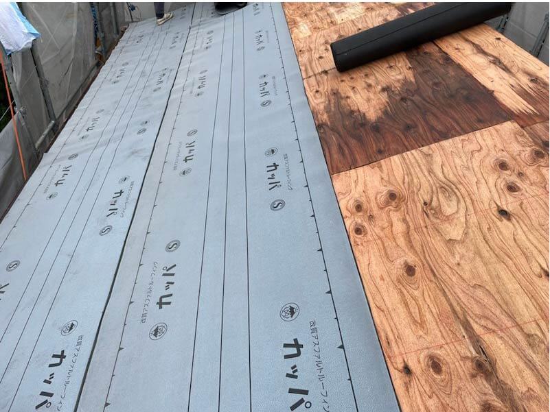 東京都北区の屋根葺き替え工事の防水シートの設置