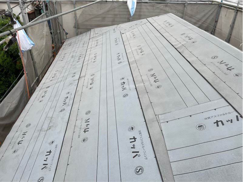 東京都北区の屋根葺き替え工事の防水シートの設置