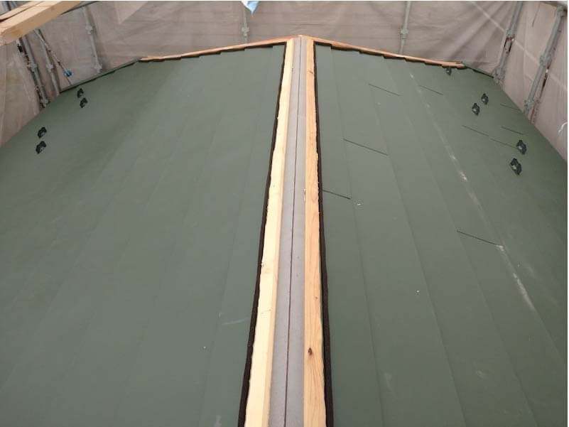 東京都北区の屋根葺き替え工事のガルバリウム鋼板の設置