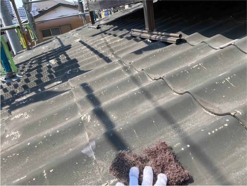 横浜市の屋根塗装のケレン作業