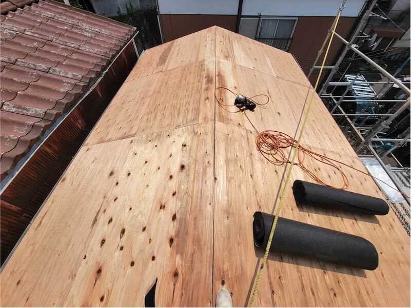 横浜市の屋根葺き替え工事の野地板の施工