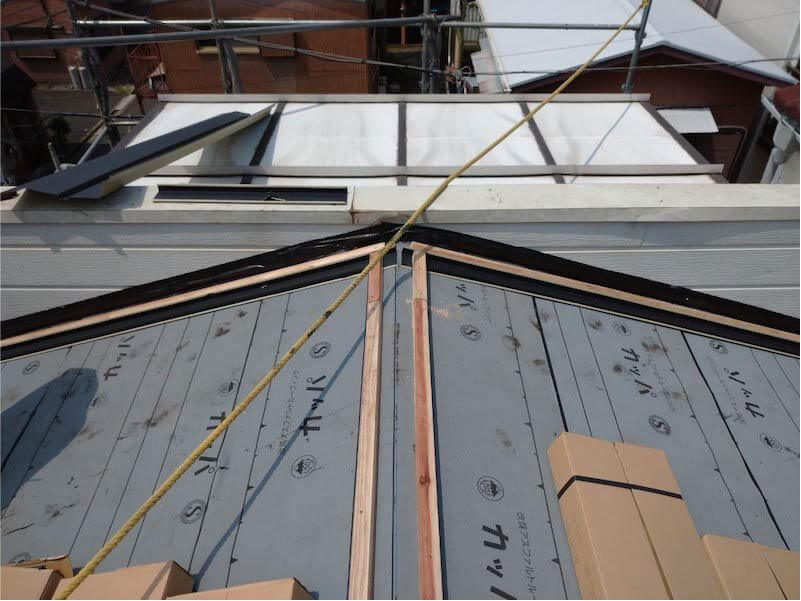 横浜市の屋根葺き替え工事の防水シートの施工