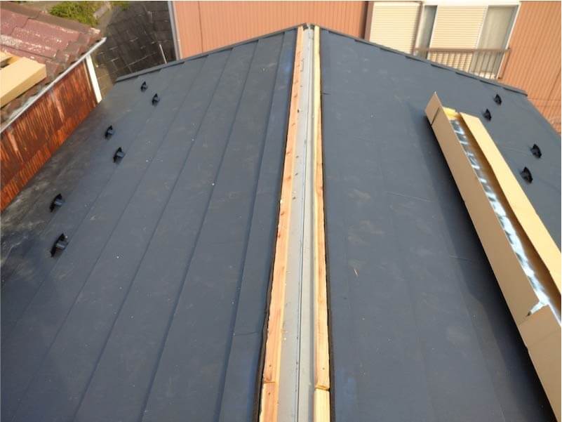 横浜市の屋根葺き替え工事のガルバリウム鋼板の取り付け