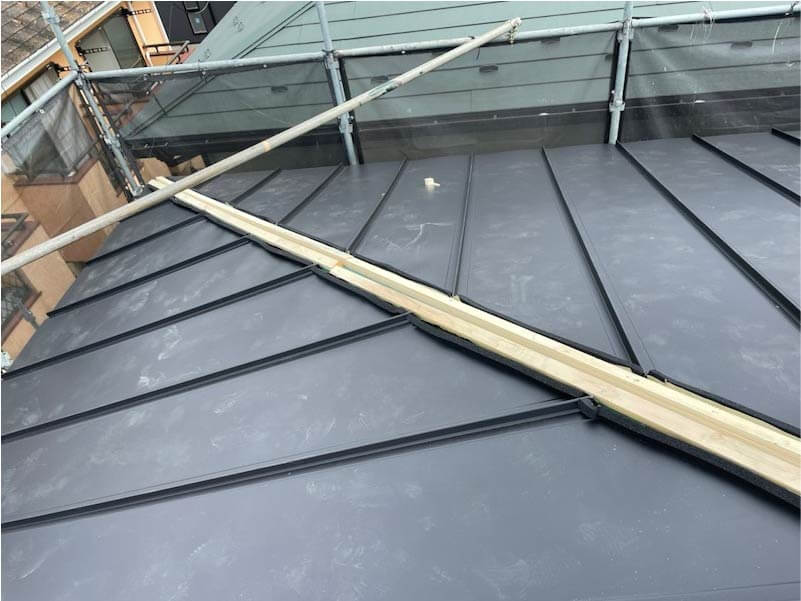 西東京市の屋根葺き替え工事の屋根材の取り付け
